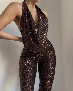 Détail de paillettes bronze scintillantes et strass haute densité sur la combinaison