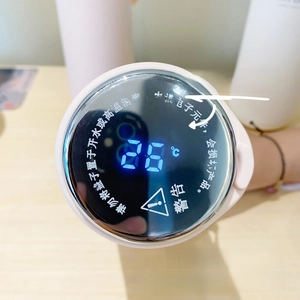 Détail de l'affichage LED intelligent sur un couvercle de thermos en acier rose mat