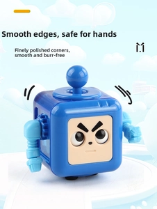 Dettaglio di un robot cubo antistress blu con bordi arrotondati e braccia mobili chiare