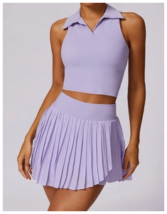 Detail von lila ärmellosem Polo-Top und Faltenrock für Tennis und Fitnesssport