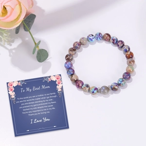 Gros plan sur bracelet en pierre de lune zèbre rose avec carte cadeau fête des mères