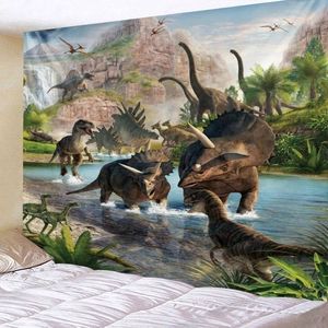 Dettaglio ravvicinato di un arazzo con dinosauri appeso in una camera da letto