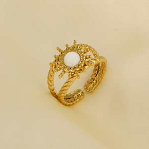 Détail d'une bague tournesol plaquée or 18K avec pierre blanche et anneau torsadé