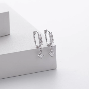 Vue détaillée de boucles d'oreilles en argent S925 avec zircon carré sur bloc blanc