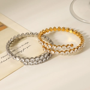 Détail de bracelets luxe en acier inoxydable doré et argenté sertis de zircons cubiques