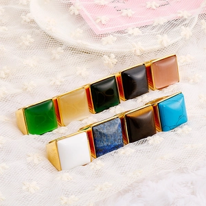 Dettaglio di pietre preziose quadrate placcate in oro con vivaci intarsi multicolore