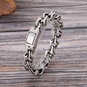 Detail eines 15mm Vintage-Silber-Cuban-Armbands mit quadratischem Verschluss auf Holz