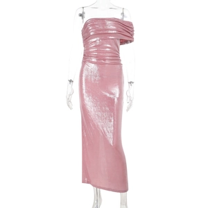 Dettaglio dell'abito metallico rosa con design a spalle scoperte e arricciature laterali