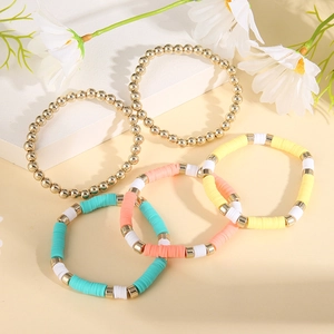 Vue détaillée du lot de 5 bracelets bohèmes aux couleurs macaron et tons dorés