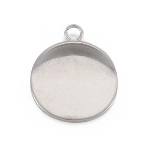 Détail macro d'un support de pendentif rond en acier inoxydable argenté pour bijoux