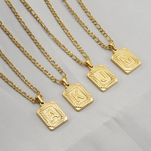 Colliers Figaro en acier titane doré avec pendentifs lettres initiales A, K, J, M