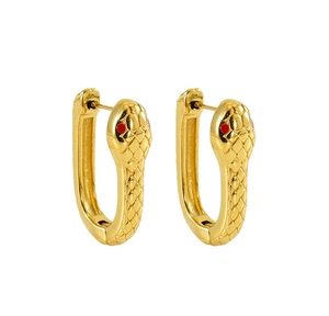 Détail de boucles d'oreilles serpent dorées avec yeux rouges et texture d'écailles