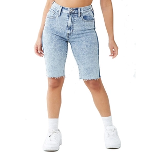 Vue détaillée du short en jean délavé bleu clair avec ourlets effilochés et taille haute