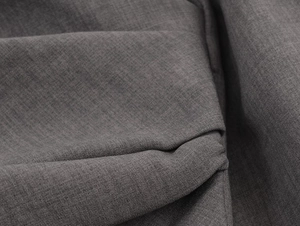 Vue macro détaillée de la texture du tissu tissé gris foncé avec un drapé souple