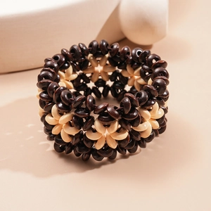 Détail du bracelet multicouche en perles de bois avec contraste marron et grain de bois naturel