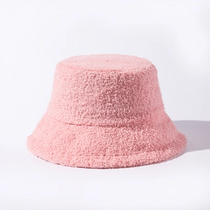 Nahaufnahme der weichen rosa Plüsch-Lammwolle Textur auf einem gemütlichen Winter-Anglerhut