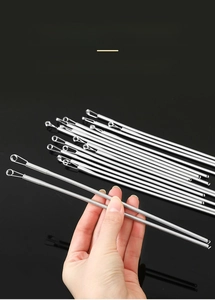 Nahaufnahme des flexiblen Einfädlers aus Edelstahl mit praktischem Federdesign