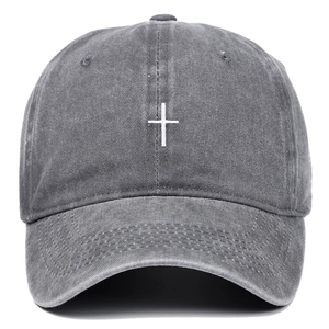 Détail de la broderie croix blanche sur casquette de baseball en coton gris foncé délavé