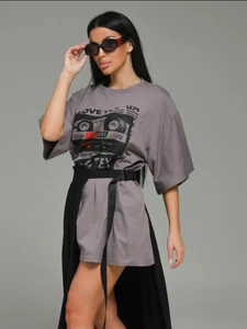 Λεπτομέρεια του LOVETEX print σε γκρι βαμβακερό T-shirt με μαύρη φούστα με δέσιμο