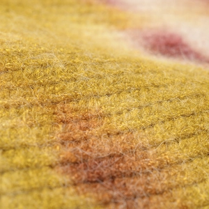 Primo piano della morbida trama di lana lavorata a maglia tie-dye di un berretto invernale