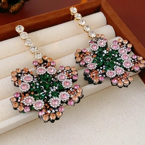 Makroansicht bunter Strass-Ohrringe mit glitzernden Kristallen im Blumendesign