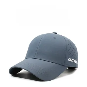 Dettaglio dei fori laser e della scritta laterale sul cappellino da baseball grigio