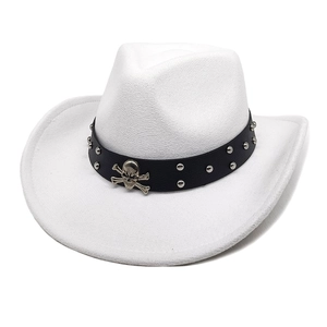 Détail du chapeau de cowboy en laine blanche avec bande cuir, clous et badge de crâne
