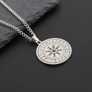 Nahaufnahme der silbernen Wikinger-Odin-Runenkette mit Vegvisir-Kompass auf Stein