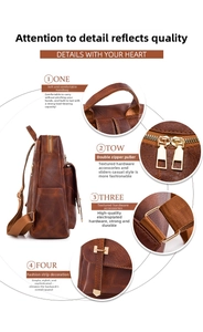 Detalle de mochila vintage marrón con textura lichi y adornos metálicos dorados