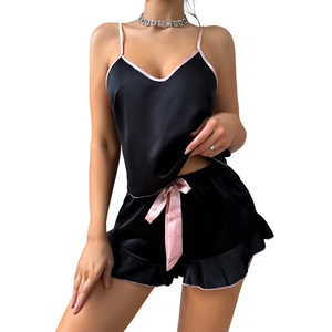Pyjama femme en satin de soie noir avec bordure rose, caraco et short à volants doux