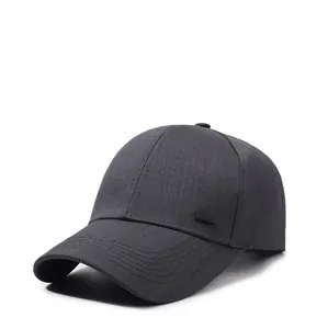 Détail de la casquette gris foncé avec texture de tissu dense et plaque métal 1988