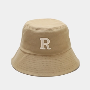 Détail de la lettre R blanche brodée en 3D sur un chapeau bob en coton beige