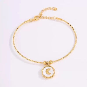 Elegante pulsera de acero inoxidable bañada en oro de 18k con dije de luna creciente