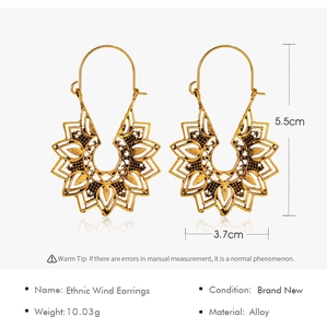 Détail de boucles d'oreilles fleurs bohèmes avec dimensions de 5,5cm x 3,7cm