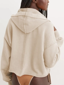 Detailaufnahme des beigen Hoodies mit überschnittenen Schultern und Ziernaht am Rücken