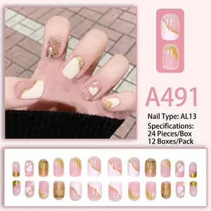 Faux ongles courts rose et blanc avec dégradés de paillettes et motifs de cœur