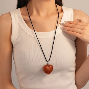 Collier vintage avec pendentif cœur en similicuir marron et cordon noir pour femme