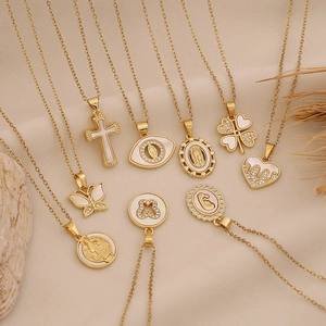 Sammlung von 18K vergoldeten Halsketten mit weißen Muschel-Anhängern und Charms