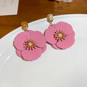 Boucles d'oreilles fleur rose avec perle et métal doré martelé au design élégant
