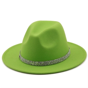 Détail d'un chapeau fedora vert vif orné d'un ruban en strass argentés brillants