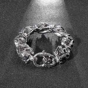 Détail du bracelet punk à maillons têtes de mort en acier vintage et fermoir croix
