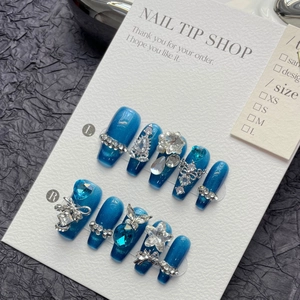 Faux ongles faits main œil de chat bleu foncé avec gemmes en cœur et strass brillants