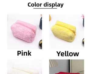 Dettaglio di astucci in peluche nei colori rosa, giallo, bianco e rosso con zip