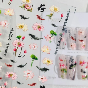 Lotus und Koi Nagelsticker mit traditioneller chinesischer Kalligraphie und Blumenmustern