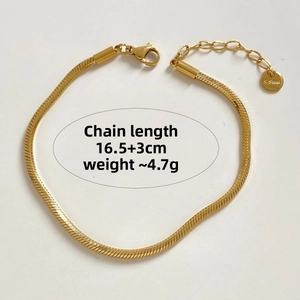 Vue détaillée du bracelet chaîne serpent dorée en acier inoxydable avec fermoir réglable
