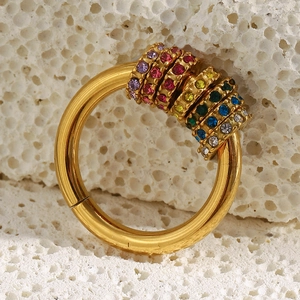 Détail de la bague en acier inoxydable doré 18 carats avec zircons colorés arc-en-ciel