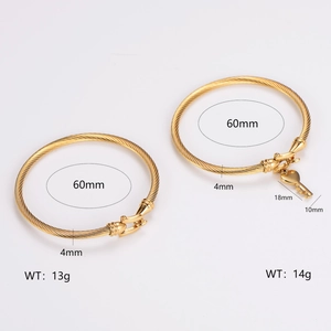 Goldenes Draht-Armband mit U-Magnetverschluss und Schlüsselanhänger-Detail