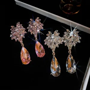 Boucles d'oreilles élégantes en argent avec cristaux en forme de larme et pétales brillants