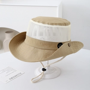 Detalle de gorra de sol de malla transpirable para niños con parche de carita y barboquejo