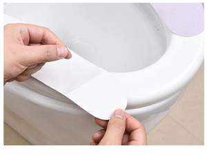 Installazione del copriwater adesivo in morbido peluche sulla tavoletta del bagno